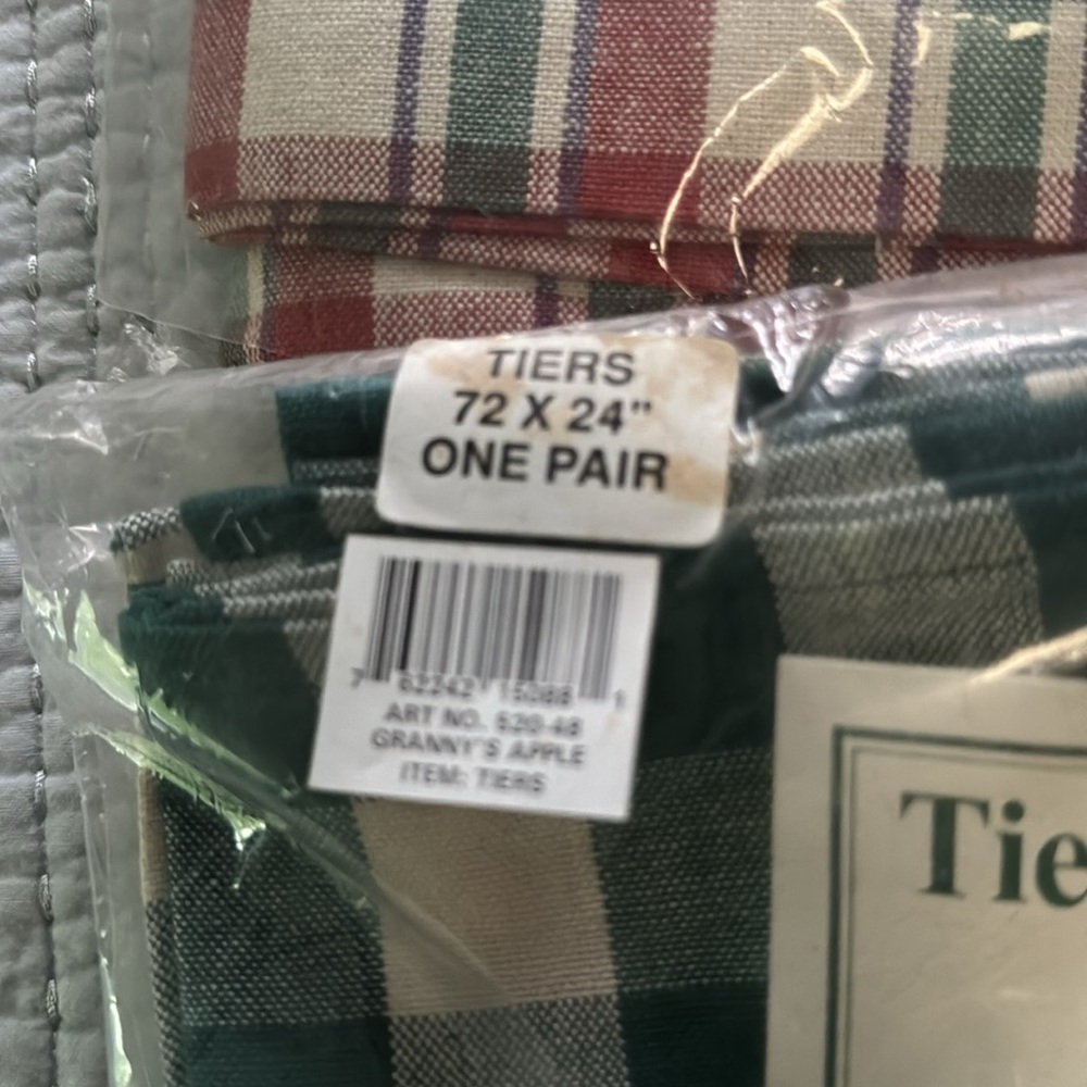 Park Imports Curtain Bundle 2 Valances & 2 Pairs of Tiers. - Picture 6 of 16